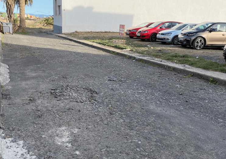 La calle lleva años sin asfaltarse (Foto TA)